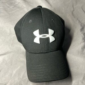 Under Armour fitted logo hat sz s/m